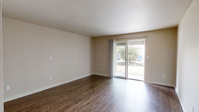 Building Photo - Spacious Updated 2 Bedroom Apartment in Tacoma-Granite Counters, W/D, Reserved Parking Space!