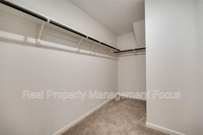 Building Photo - 713 Peach Tree Ln