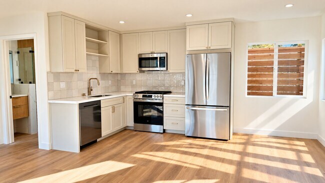 Building Photo - 4380 Huntington Dr S