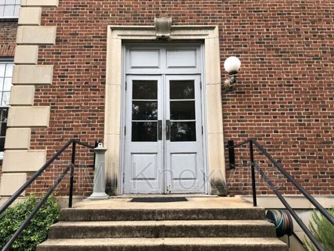 Building Photo - 523 N Bertrand St