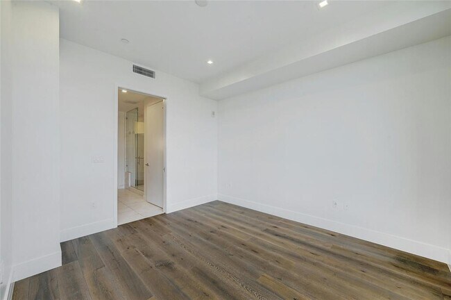 Building Photo - 501 West Ave