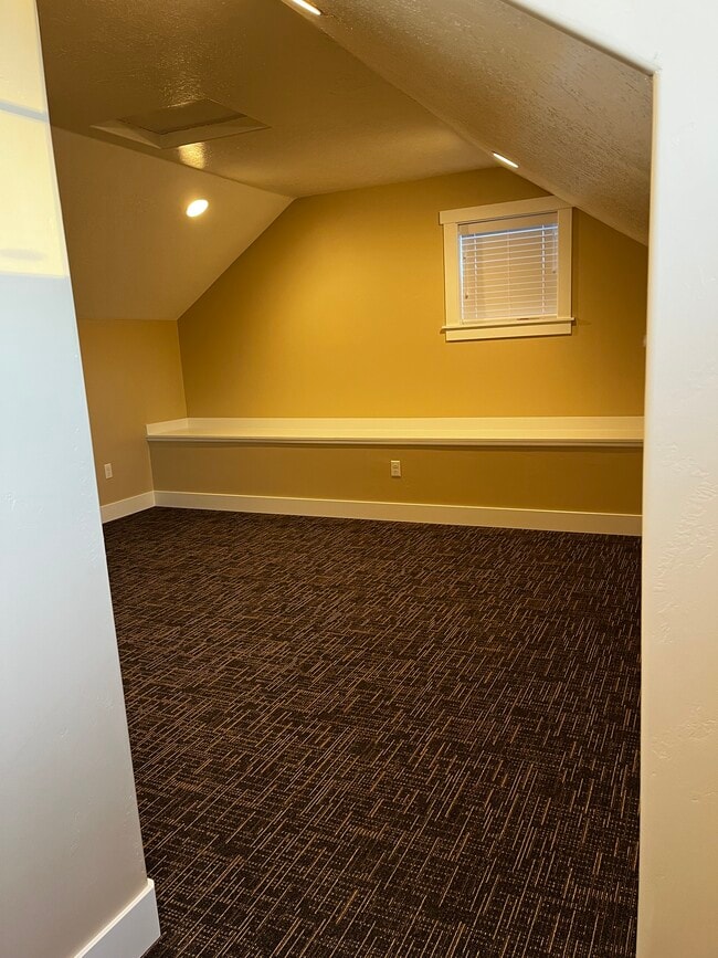 Building Photo - 4940 Willow Ln