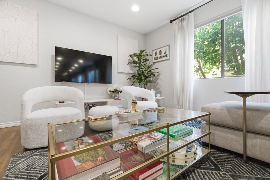 Building Photo - 839 S Holt Ave