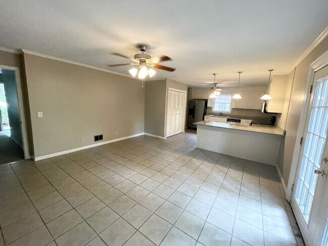 Building Photo - Forest Acres Home