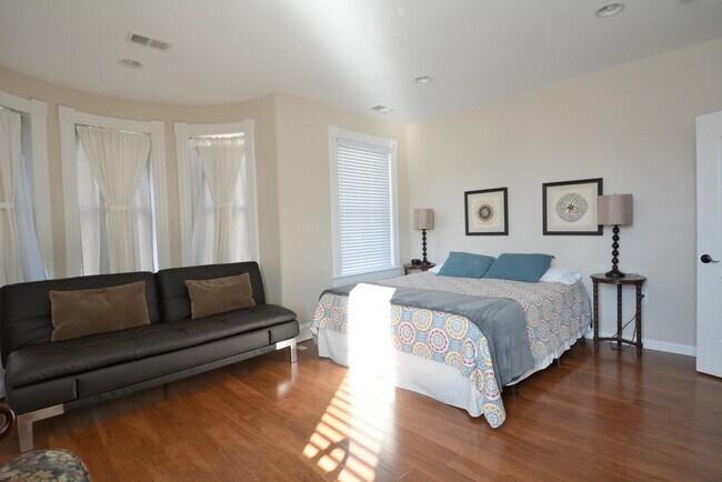 Building Photo - 118 3rd St SE