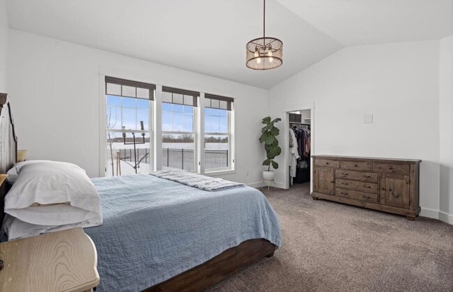 Building Photo - Stunning luxury rental!