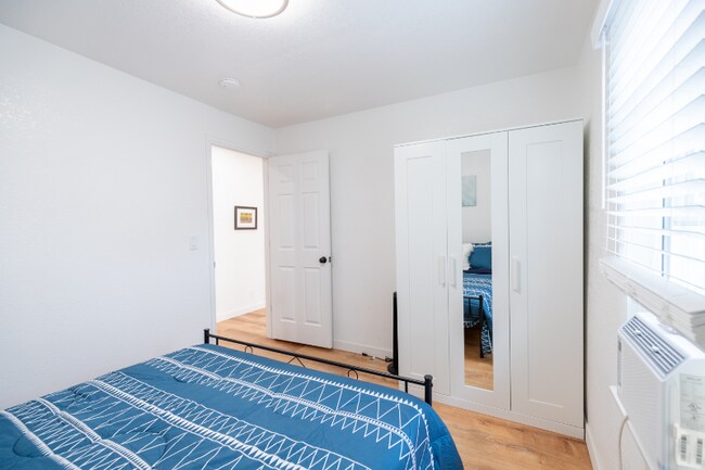 Building Photo - 600 E 8th St