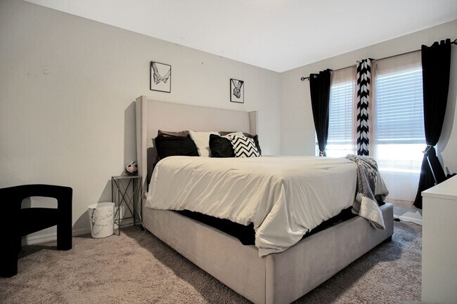 Building Photo - Discover this lovely 4-bedroom, 2-bath home in the sought-after Squires Grove community