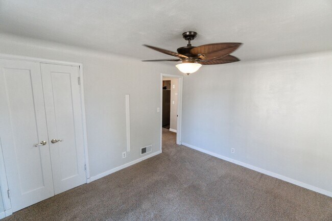 Building Photo - 2527 W Walton Ave