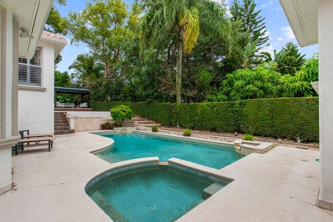 Building Photo - Luxury Rental Available