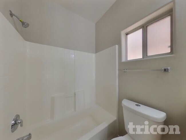 Building Photo - 3613 E Carisbrook Dr