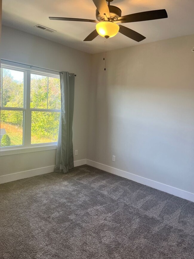 Building Photo - Gorgeous upscale apartment in the heart of...