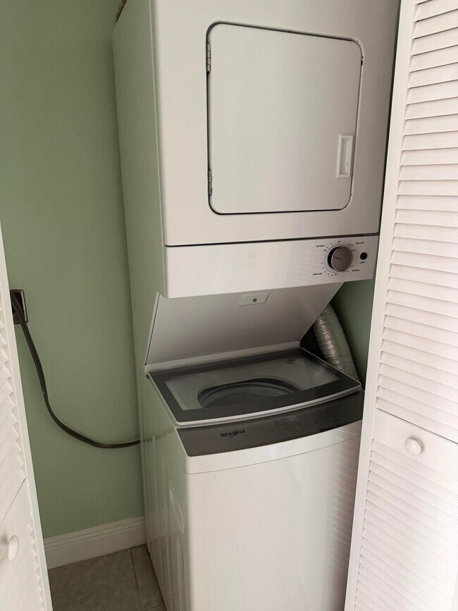 Building Photo - 8160 Geneva Ct