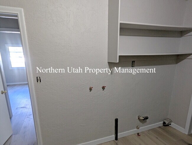 Building Photo - Lower Unit 2 Bed, 1 Bath