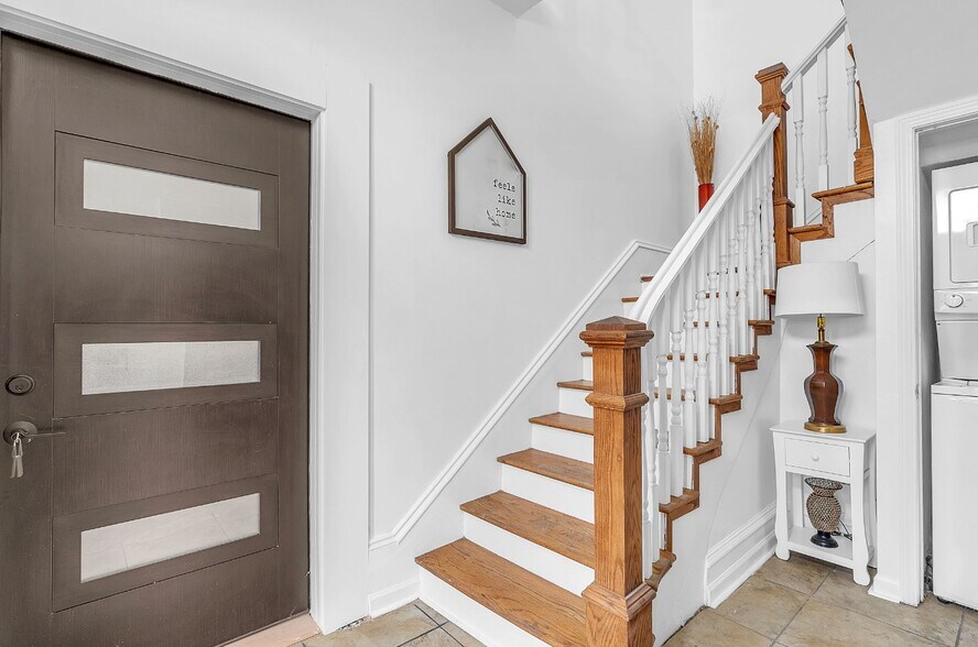 Building Photo - 139 Center St