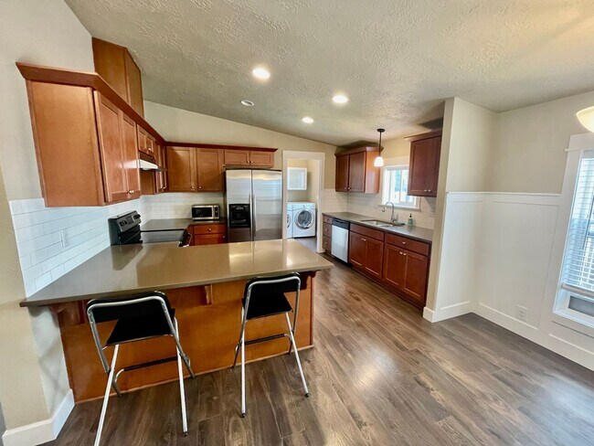 Building Photo - Spacious 3 Bedroom/2 Bath Home with genero...