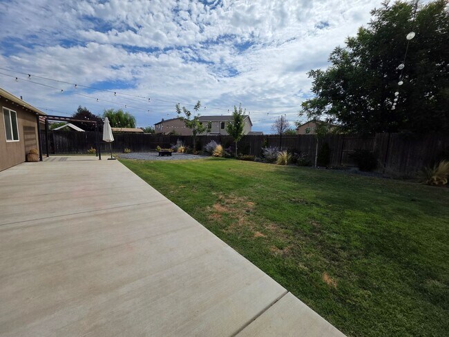Building Photo - *** MOVE IN SPECIAL - $500.00 OFF FIRST MONTHS RENT***