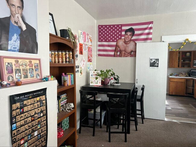 Building Photo - PRELEASE: Spacious 5+ bdrm/2 bath in York Neighborhood