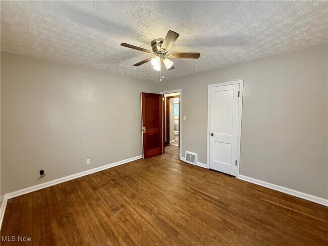 Building Photo - 912 E Archwood Ave