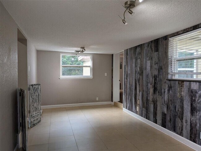 Building Photo - 313 Granada Dr
