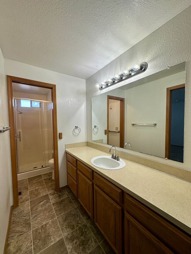 Building Photo - Well-Maintained Three Bedroom Home in West Salem