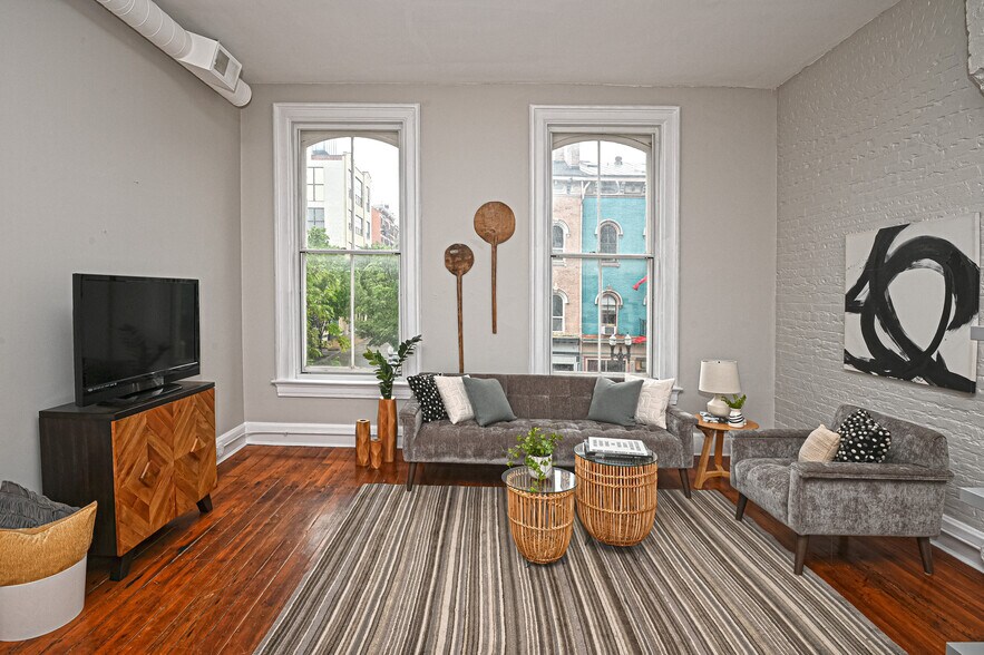 Building Photo - 1343 Main St