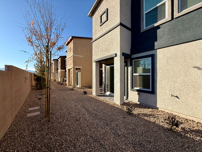 Building Photo - New Townhome for Rent in the Highly Desirable Southwest Area!