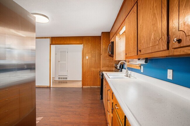 Building Photo - Great 3 Bedroom with Detached Workshop and...