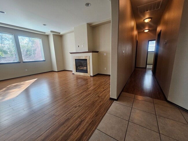 Building Photo - Spacious Home!