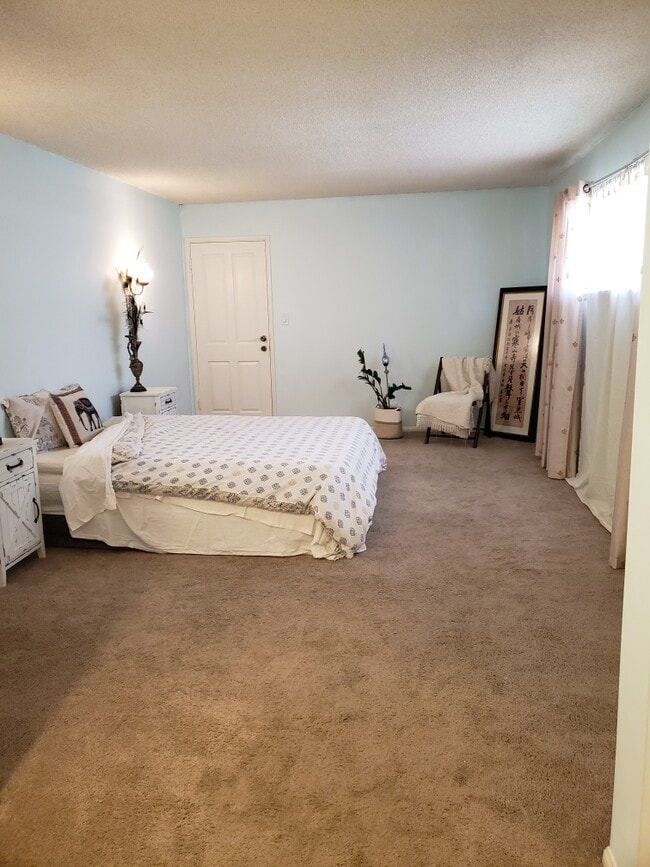 Building Photo - 609 E Buffalo Ave