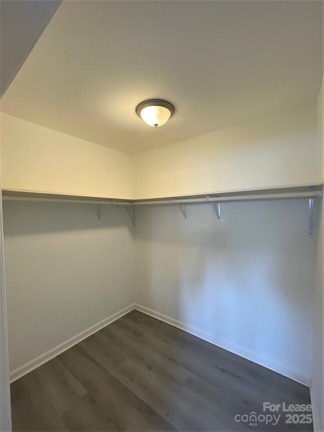 Building Photo - 1607 Russell Ave