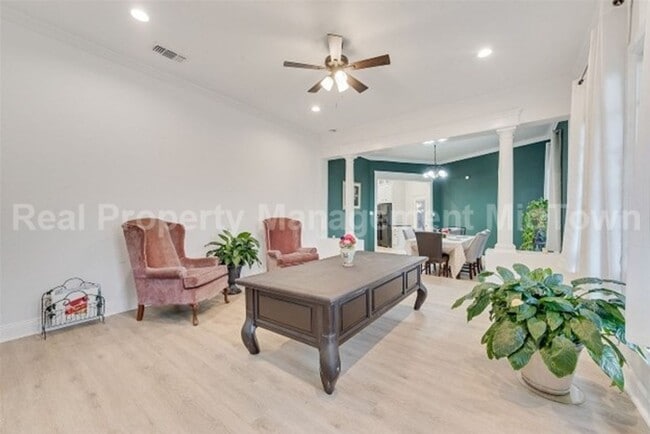 Building Photo - Stunning 4-Bedroom Retreat with Designer T...