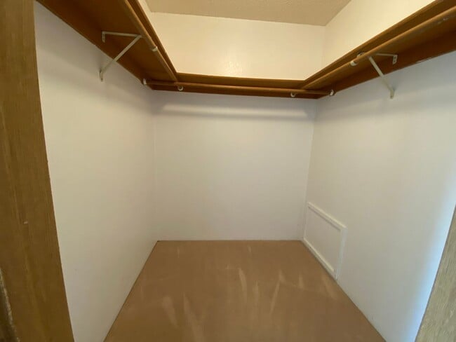 Building Photo - TOWNHOUSE - 3 BED/ 2 BATH/ 1 PARKING AT HARBOR POINTE (Just Listed)