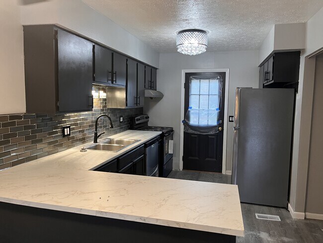 Building Photo - 5174-5174 Belle Isle Dr