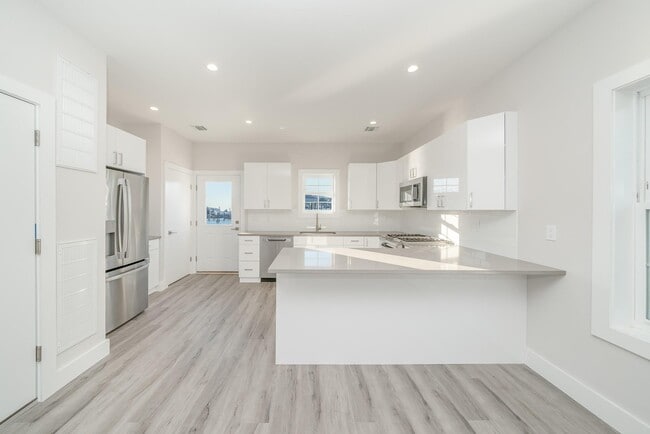 Building Photo - 2818 Ocean Ave