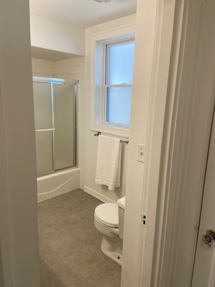 Bathroom - 5015 Tholozan Ave