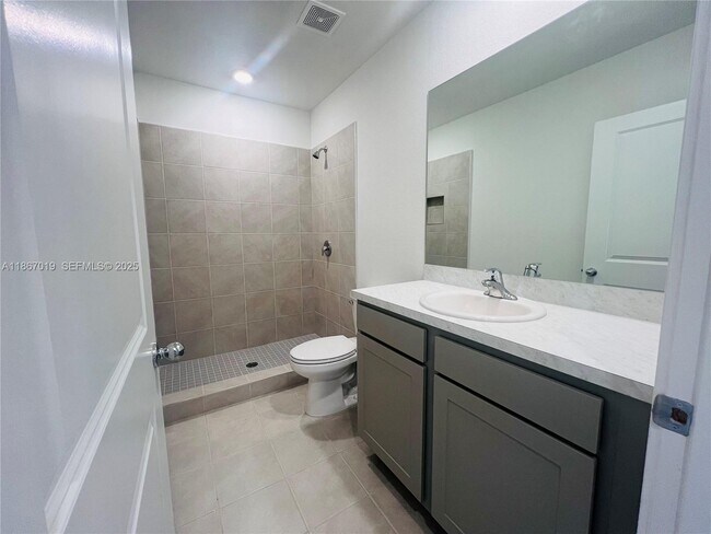 Building Photo - 413 NE 1st Ave