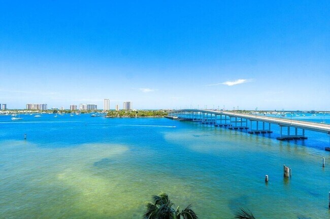 Building Photo - 2640 Lake Shore Dr