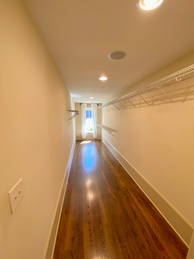 Building Photo - 975 N Ormewood Park Dr SE