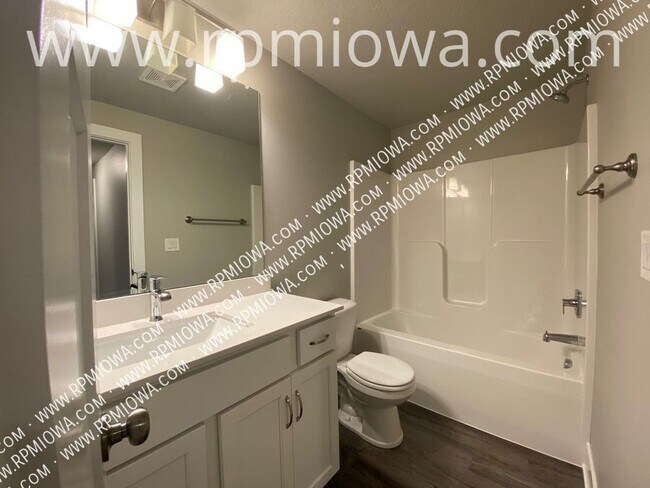 Building Photo - 740 SE Drumlin Dr