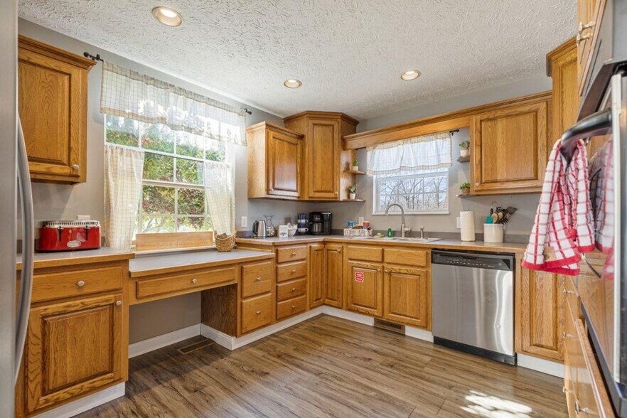 Building Photo - 317 Saddleback Way