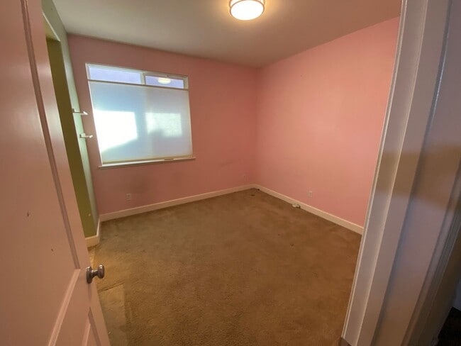 Building Photo - Modern 4 Bed, 3.5 Bath Home with Solar, St...