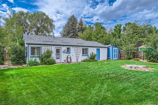 Great big back yard with 6ft privacy fence - 1708 Aspen St