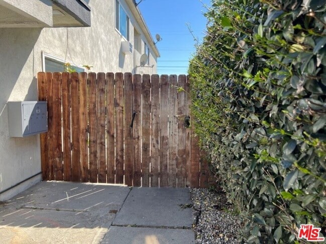 Building Photo - 2210 S Sycamore Ave