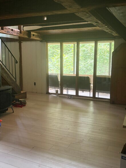 Family room - 976 Hudson River Rd