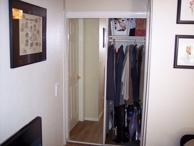 Building Photo - Upstairs 1 Bed/1 Bath Condo in Del Cerro!