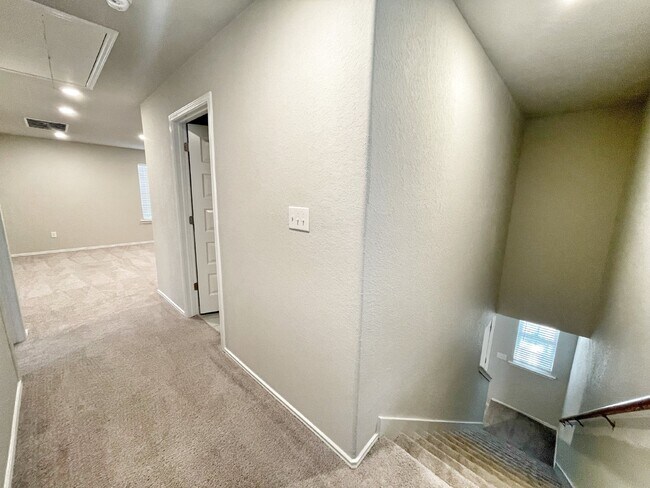 Building Photo - Adorable home located in the community of ...