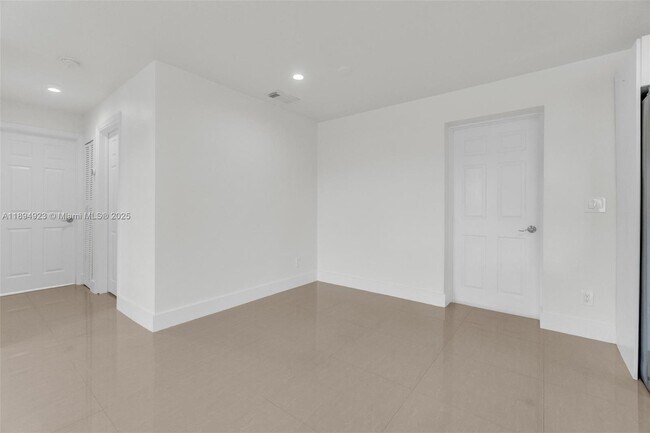Building Photo - 5520 SW 91 Ave