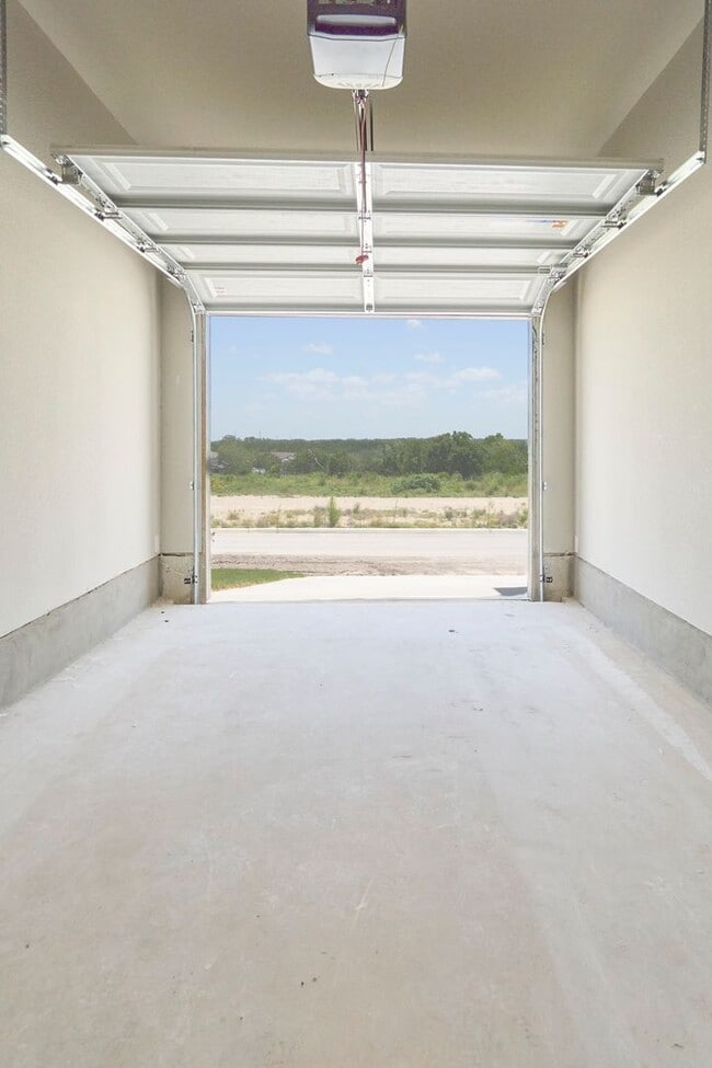 Building Photo - Hunters Ranch Beauty! 3 Bedroom 2 1/2 Bath...