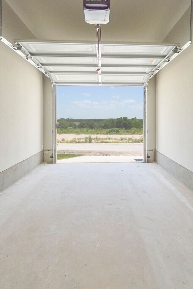 Building Photo - Hunters Ranch Beauty! 3 Bedroom 2 1/2 Bath Townhome